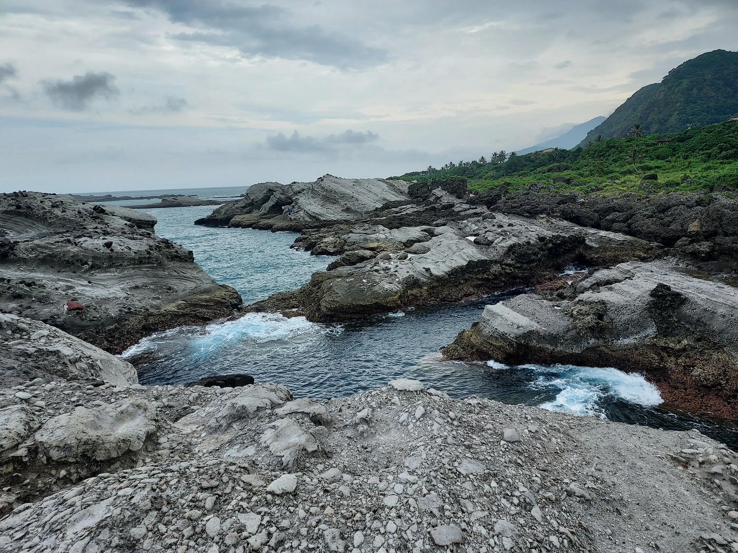 台湾東部┃東部花蓮県旅行「石梯坪」最高の岩海岸自然景観　レンタカーがお薦め