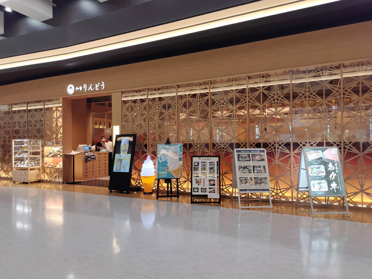 熊本自由行┃更新)阿蘇熊本機場全公開 安檢後通去國內買伴手禮 自駕租車 四樓看飛機星宇華航直飛熊本 四層全介紹 - 第12張圖 熊本自由行┃更新)阿蘇熊本機場全公開 安檢後通去國內買伴手禮 自駕租車 四樓看飛機星宇華航直飛熊本 四層全介紹