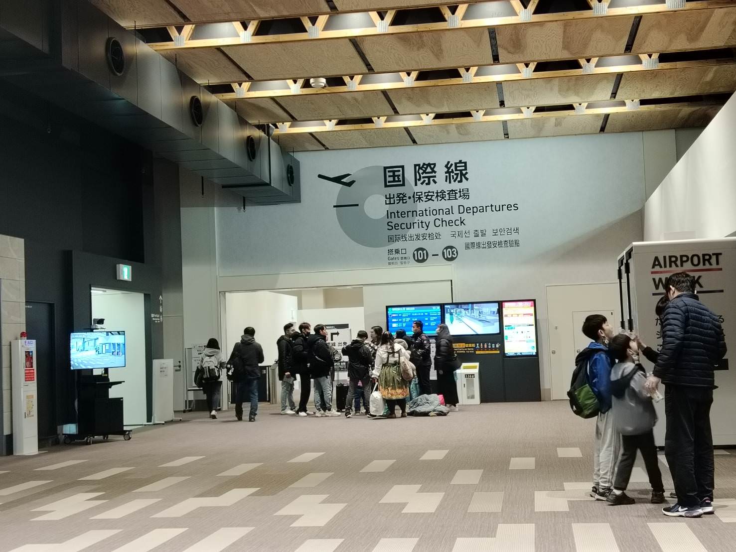 熊本自由行┃更新)阿蘇熊本機場全公開 安檢後通去國內買伴手禮 自駕租車 四樓看飛機星宇華航直飛熊本 四層全介紹 - 第33張圖 熊本自由行┃更新)阿蘇熊本機場全公開 安檢後通去國內買伴手禮 自駕租車 四樓看飛機星宇華航直飛熊本 四層全介紹