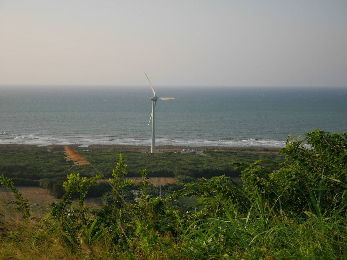 苗栗後龍┃苗栗芒草季 後龍好望角 看海景巨大風車 風力發電 停車場很大一片 有攤販賣小吃