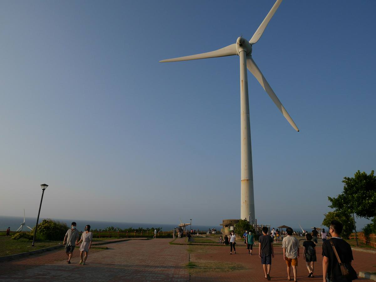 苗栗後龍┃苗栗芒草季 後龍好望角 看海景巨大風車 風力發電 停車場很大一片 有攤販賣小吃