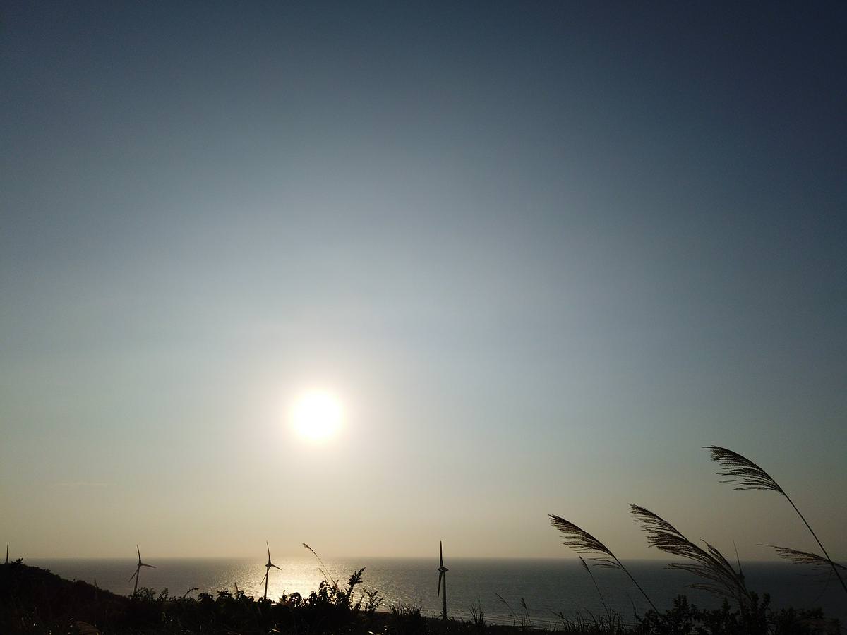 苗栗後龍┃苗栗芒草季 後龍好望角 看海景巨大風車 風力發電 停車場很大一片 有攤販賣小吃