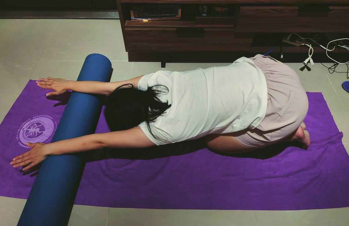 滾棒舒壓┃開箱用「滾棒」滾一滾背部很舒壓 滾背跟伸展手部  爆僵硬的背部得到解救 Fun Sport線上買