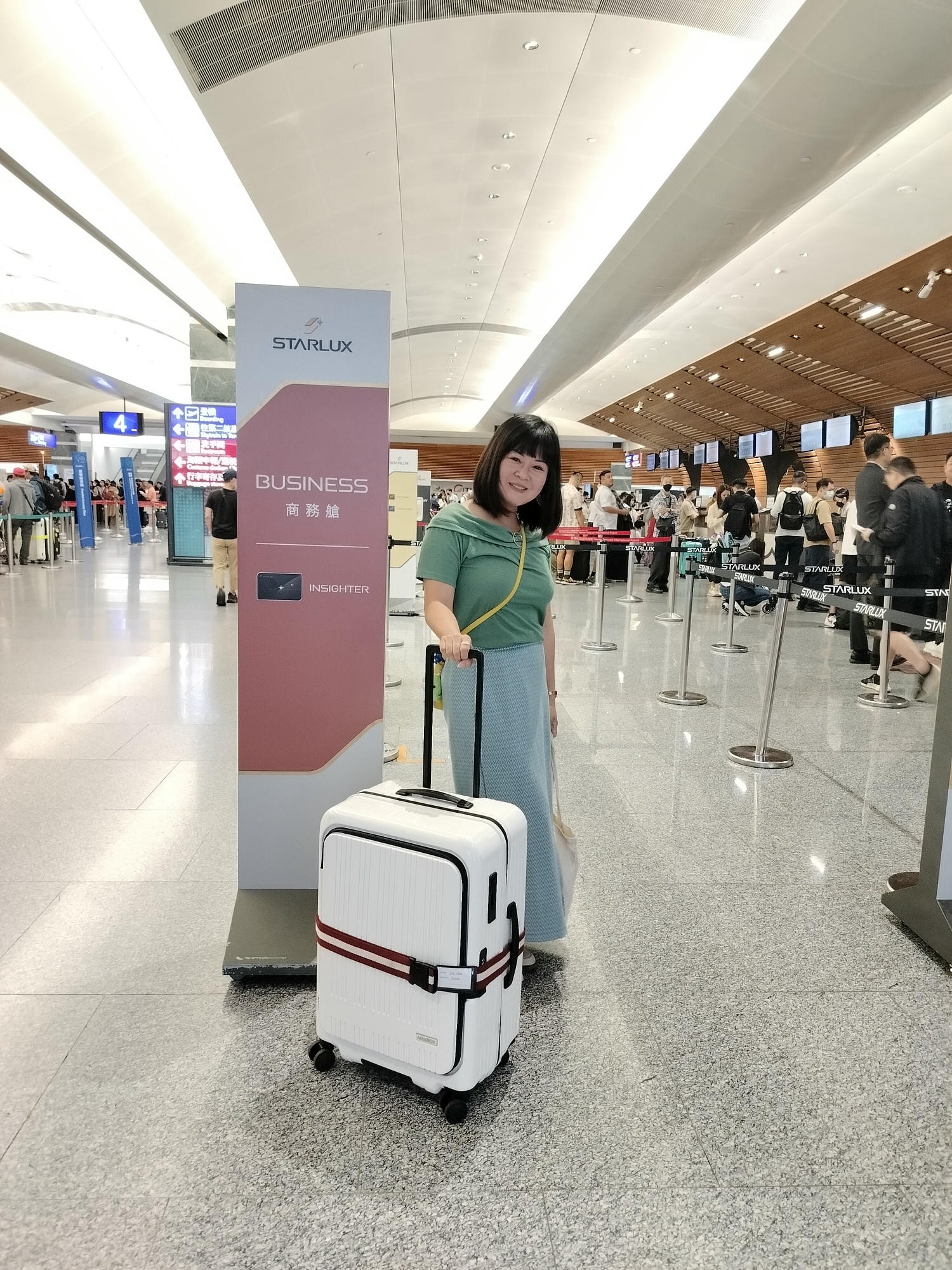 星宇航空商務艙┃搭乘體驗(圖多) 貴賓室拉麵 皮椅空間舒適毯子觸感好耳機讚 餐配白酒讚 飛關西機場