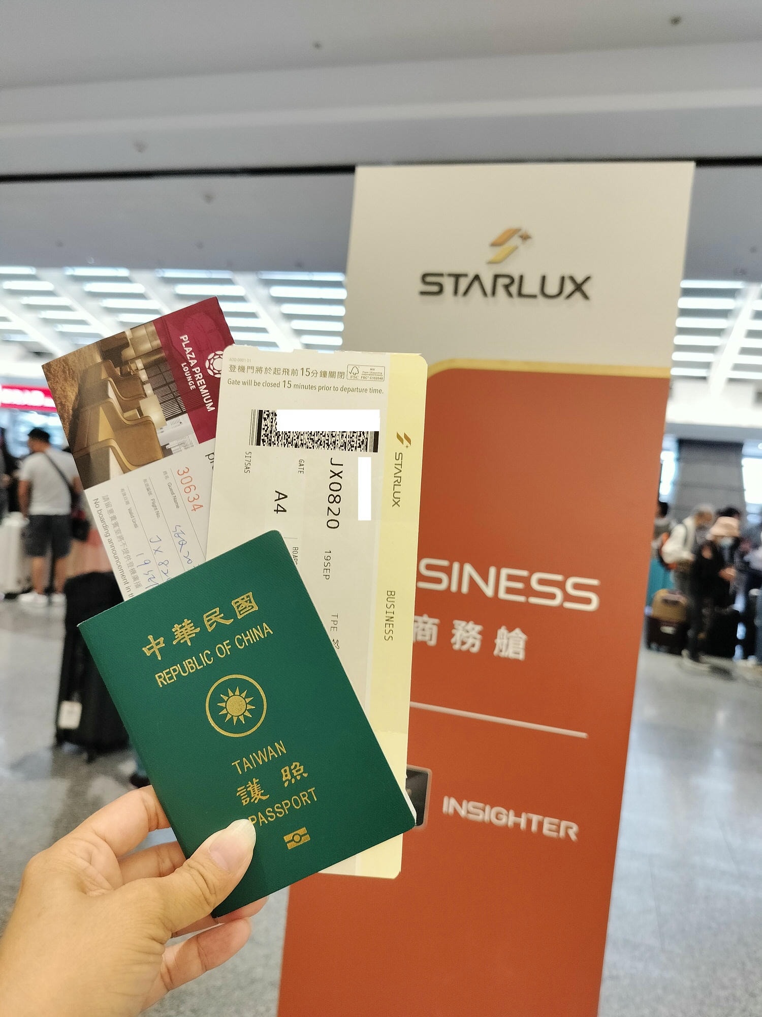 星宇航空商務艙┃搭乘體驗(圖多) 貴賓室拉麵 皮椅空間舒適毯子觸感好耳機讚 餐配白酒讚 飛關西機場