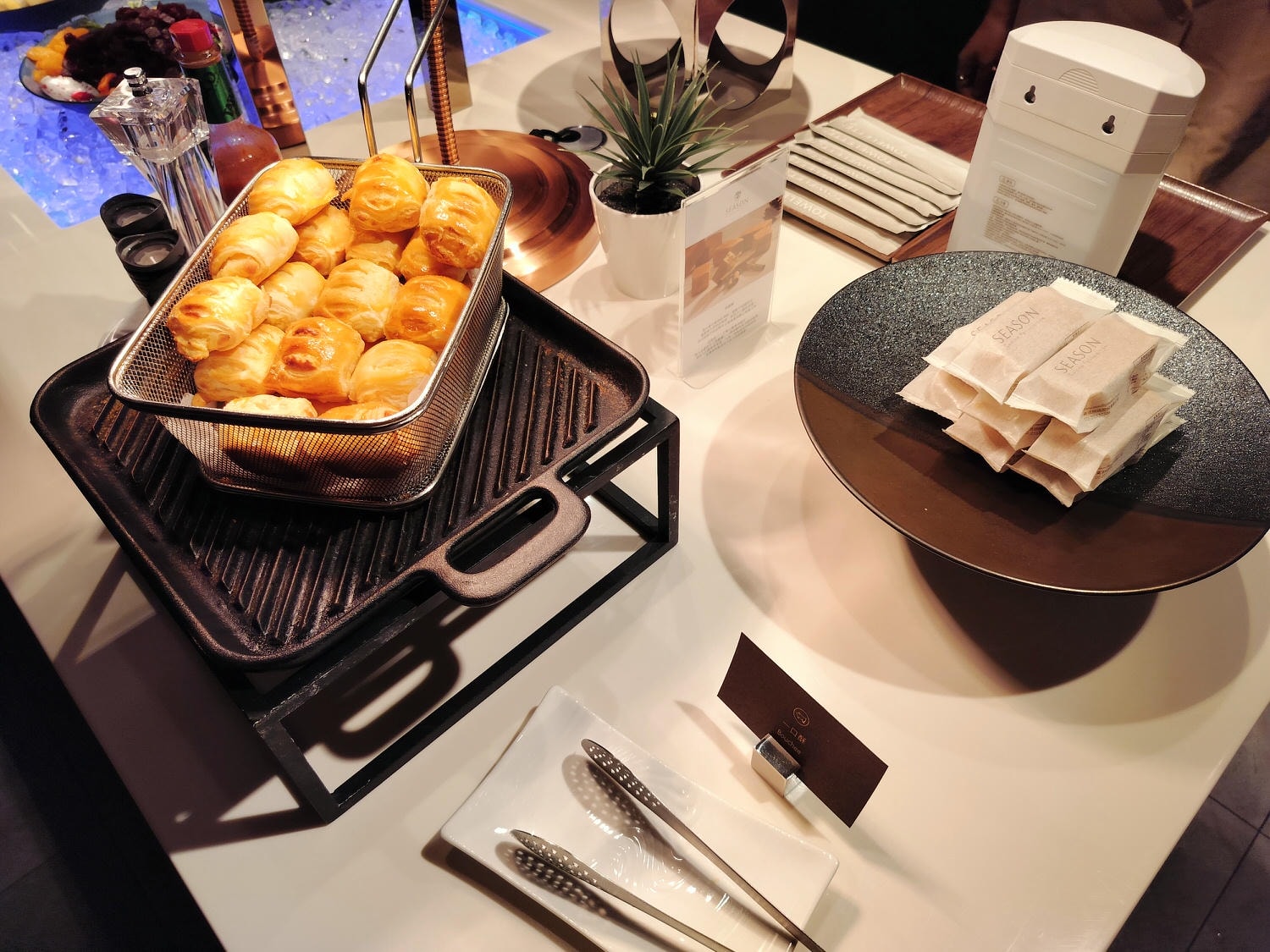 星宇航空商務艙┃搭乘體驗(圖多) 貴賓室拉麵 皮椅空間舒適毯子觸感好耳機讚 餐配白酒讚 飛關西機場