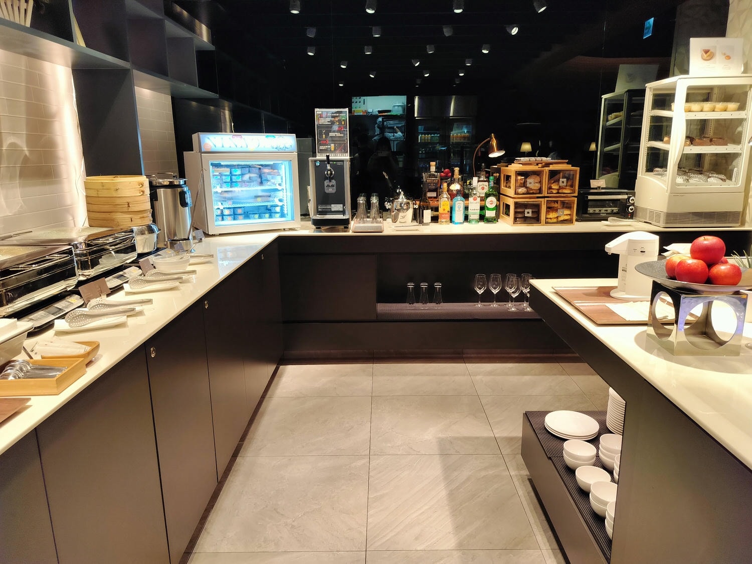 星宇航空商務艙┃搭乘體驗(圖多) 貴賓室拉麵 皮椅空間舒適毯子觸感好耳機讚 餐配白酒讚 飛關西機場