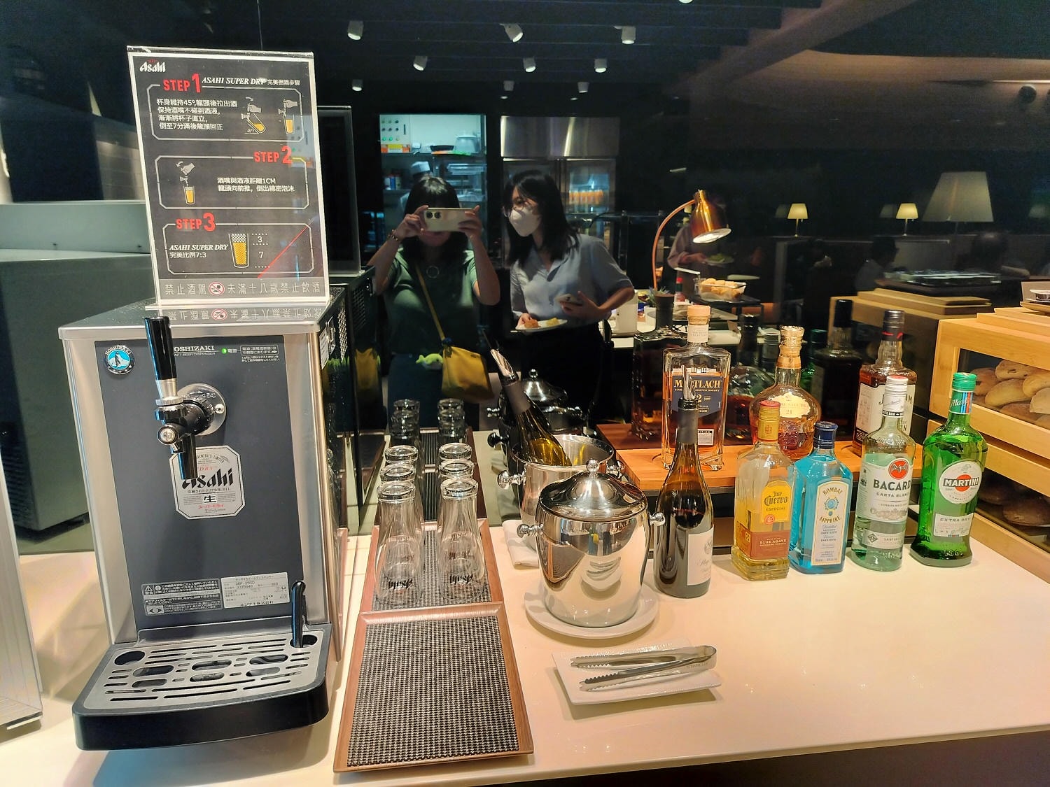 星宇航空商務艙┃搭乘體驗(圖多) 貴賓室拉麵 皮椅空間舒適毯子觸感好耳機讚 餐配白酒讚 飛關西機場