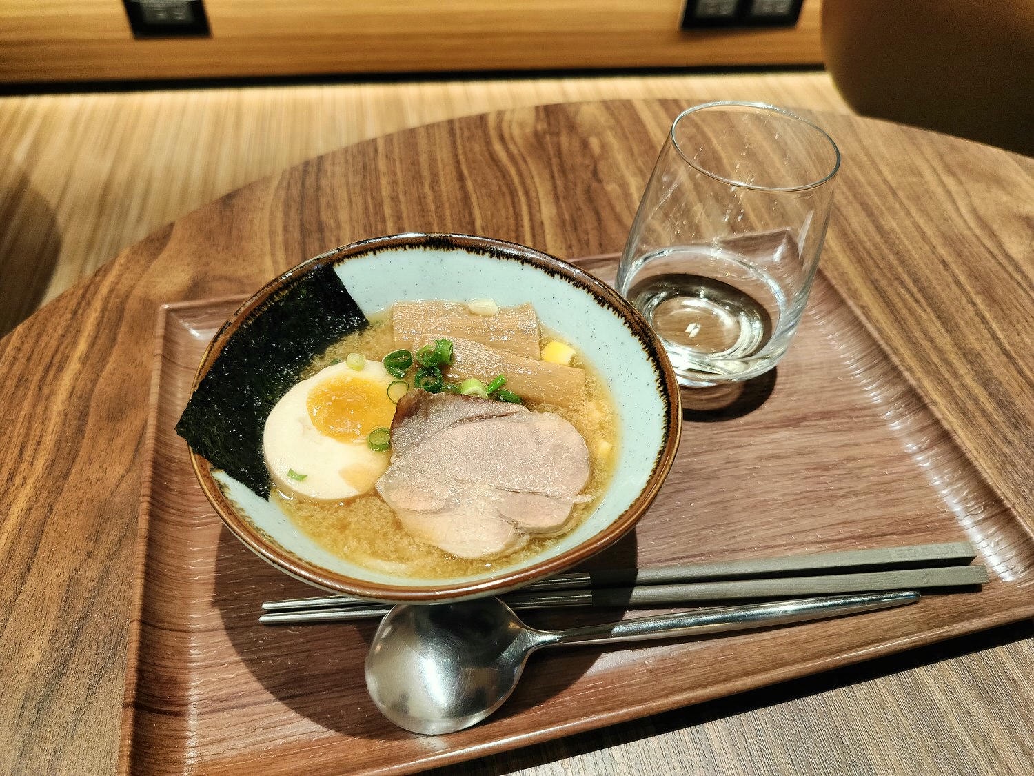 星宇航空商務艙┃搭乘體驗(圖多) 貴賓室拉麵 皮椅空間舒適毯子觸感好耳機讚 餐配白酒讚 飛關西機場