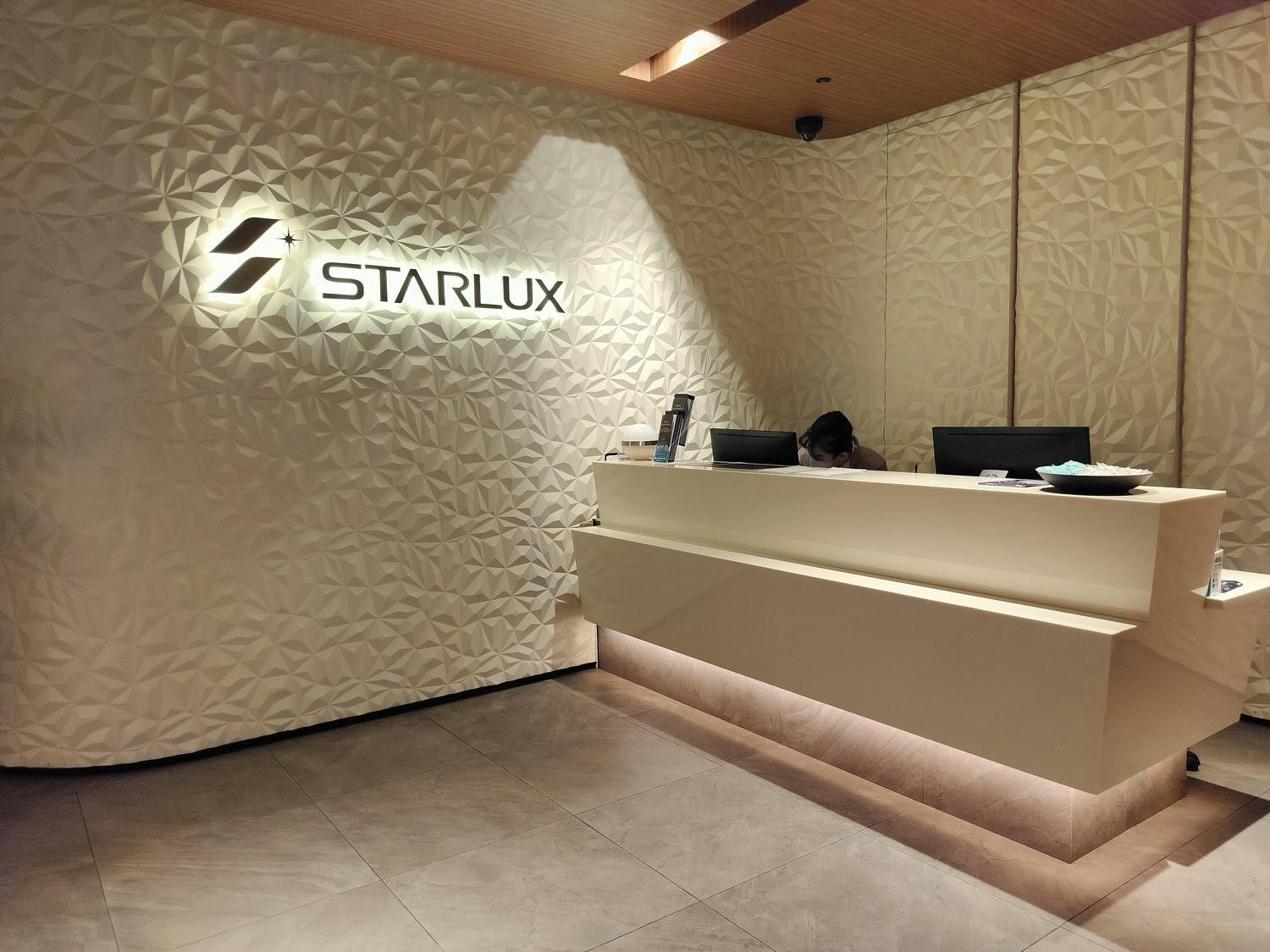 星宇航空商務艙┃搭乘體驗(圖多) 貴賓室拉麵 皮椅空間舒適毯子觸感好耳機讚 餐配白酒讚 飛關西機場