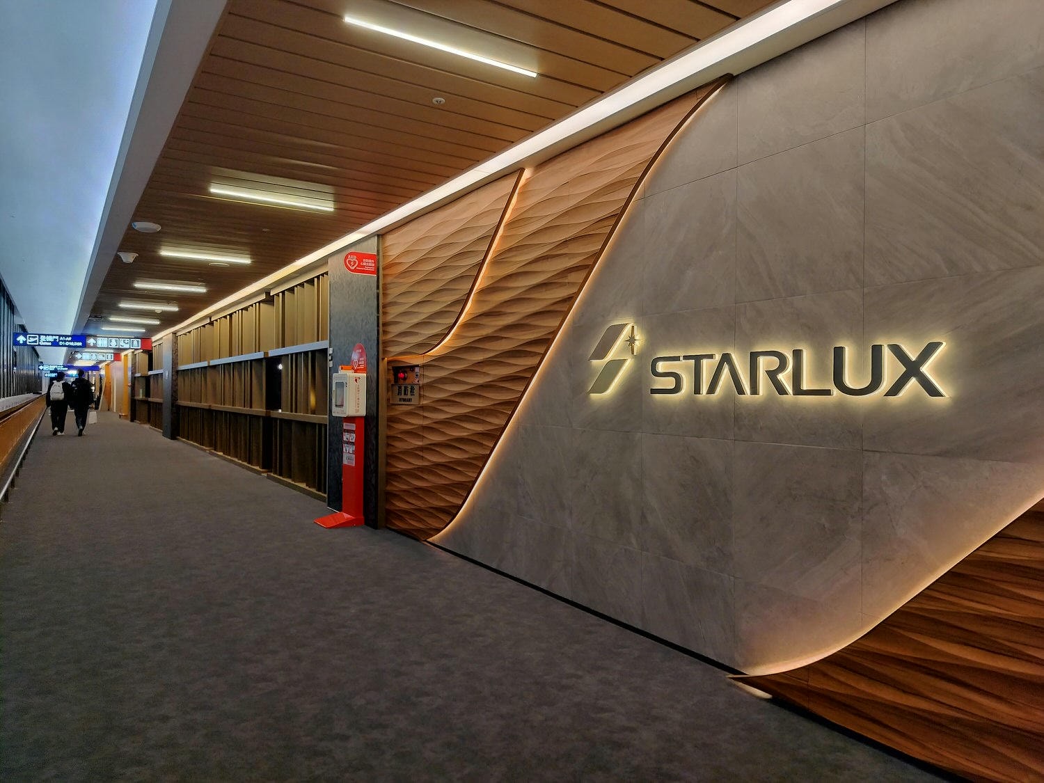 星宇航空商務艙┃搭乘體驗(圖多) 貴賓室拉麵 皮椅空間舒適毯子觸感好耳機讚 餐配白酒讚 飛關西機場