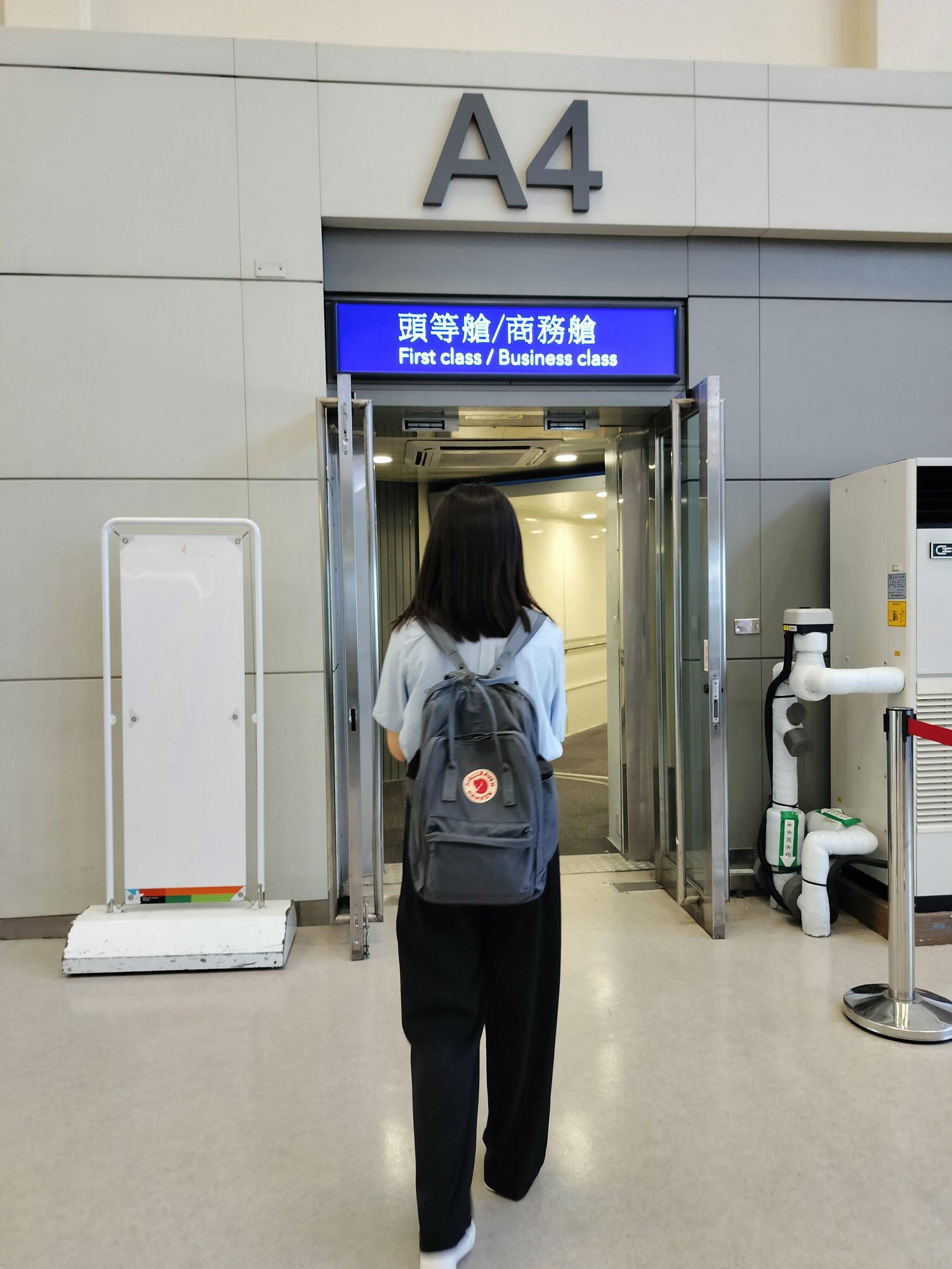 星宇航空商務艙┃搭乘體驗(圖多) 貴賓室拉麵 皮椅空間舒適毯子觸感好耳機讚 餐配白酒讚 飛關西機場