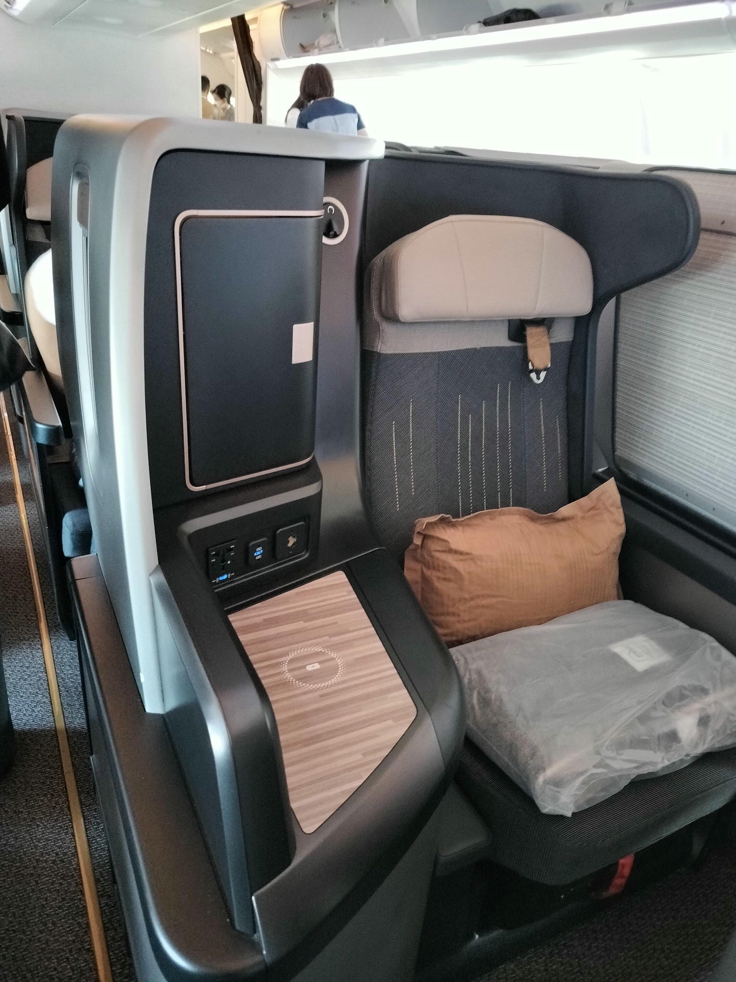 星宇航空商務艙┃搭乘體驗(圖多) 貴賓室拉麵 皮椅空間舒適毯子觸感好耳機讚 餐配白酒讚 飛關西機場