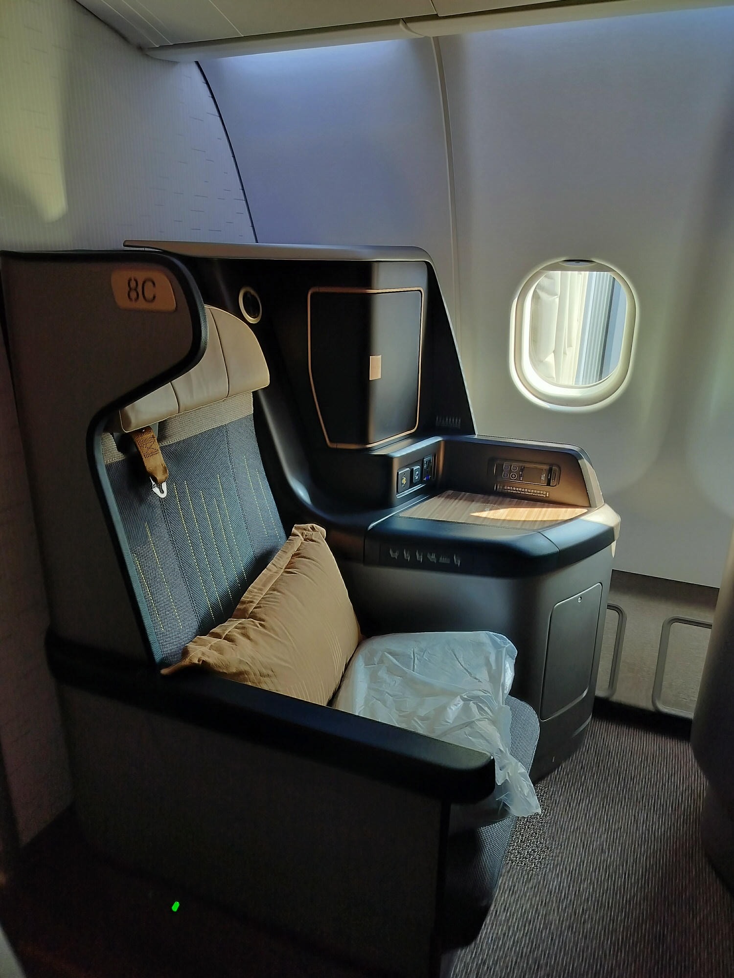 星宇航空商務艙┃搭乘體驗(圖多) 貴賓室拉麵 皮椅空間舒適毯子觸感好耳機讚 餐配白酒讚 飛關西機場
