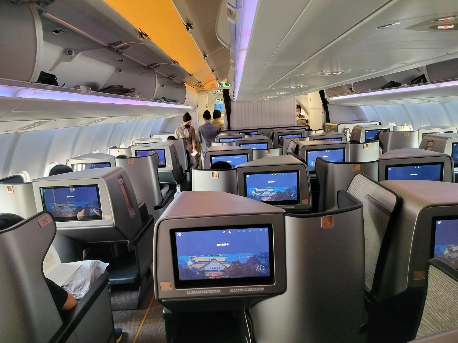 星宇航空商務艙┃搭乘體驗(圖多) 貴賓室拉麵 皮椅空間舒適毯子觸感好耳機讚 餐配白酒讚 飛關西機場