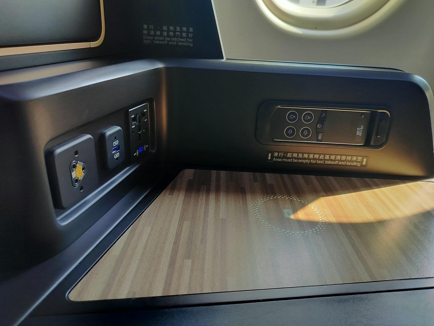 星宇航空商務艙┃搭乘體驗(圖多) 貴賓室拉麵 皮椅空間舒適毯子觸感好耳機讚 餐配白酒讚 飛關西機場