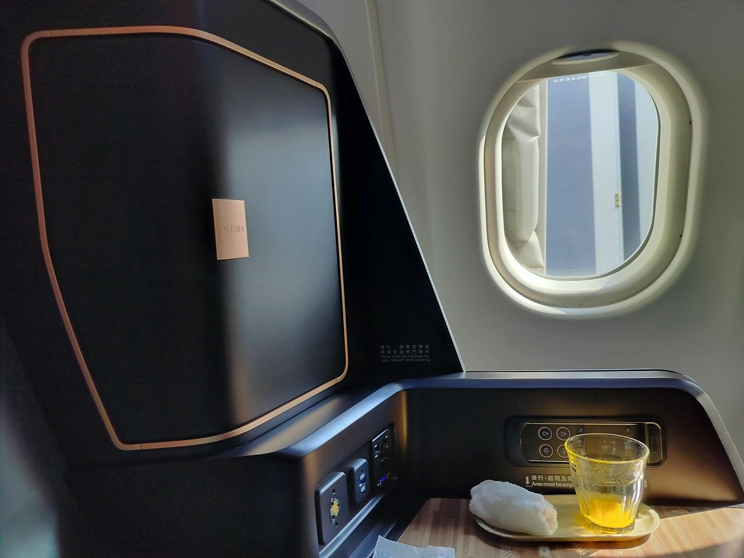 星宇航空商務艙┃搭乘體驗(圖多) 貴賓室拉麵 皮椅空間舒適毯子觸感好耳機讚 餐配白酒讚 飛關西機場