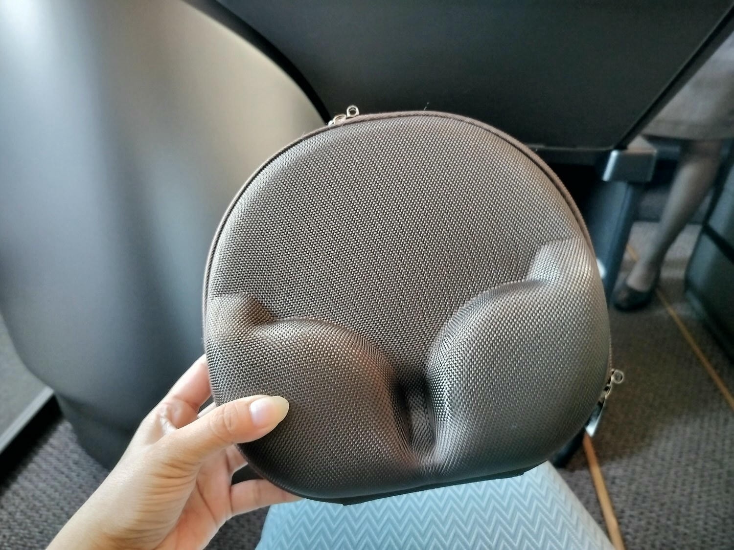 星宇航空商務艙┃搭乘體驗(圖多) 貴賓室拉麵 皮椅空間舒適毯子觸感好耳機讚 餐配白酒讚 飛關西機場