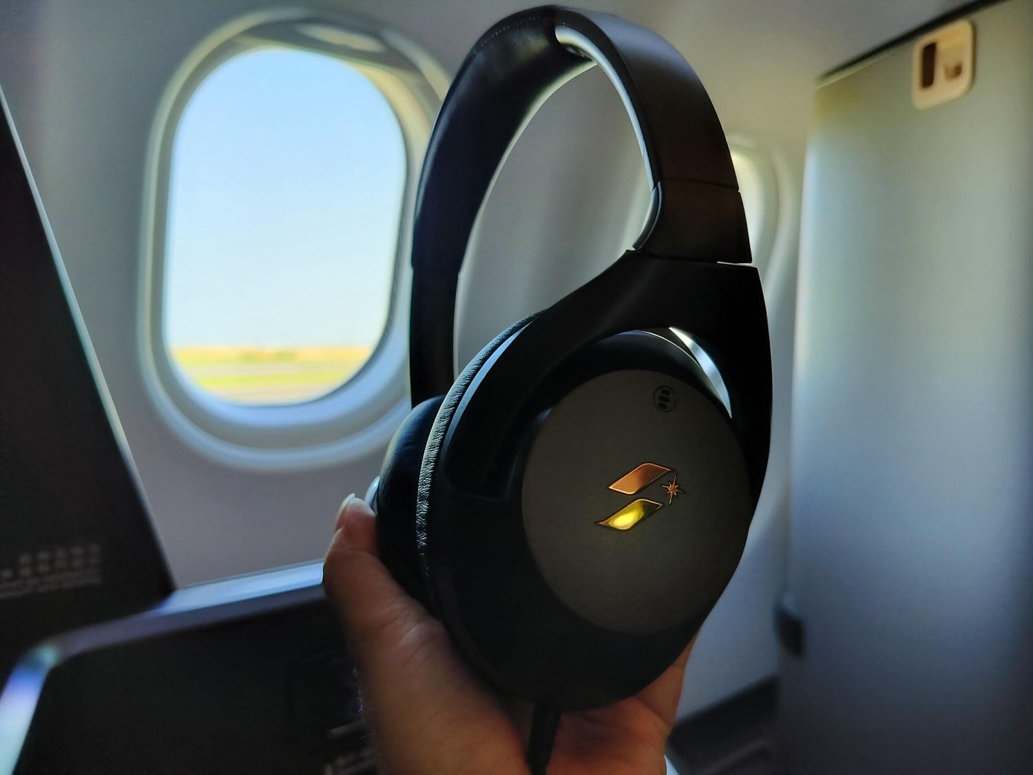 星宇航空商務艙┃搭乘體驗(圖多) 貴賓室拉麵 皮椅空間舒適毯子觸感好耳機讚 餐配白酒讚 飛關西機場