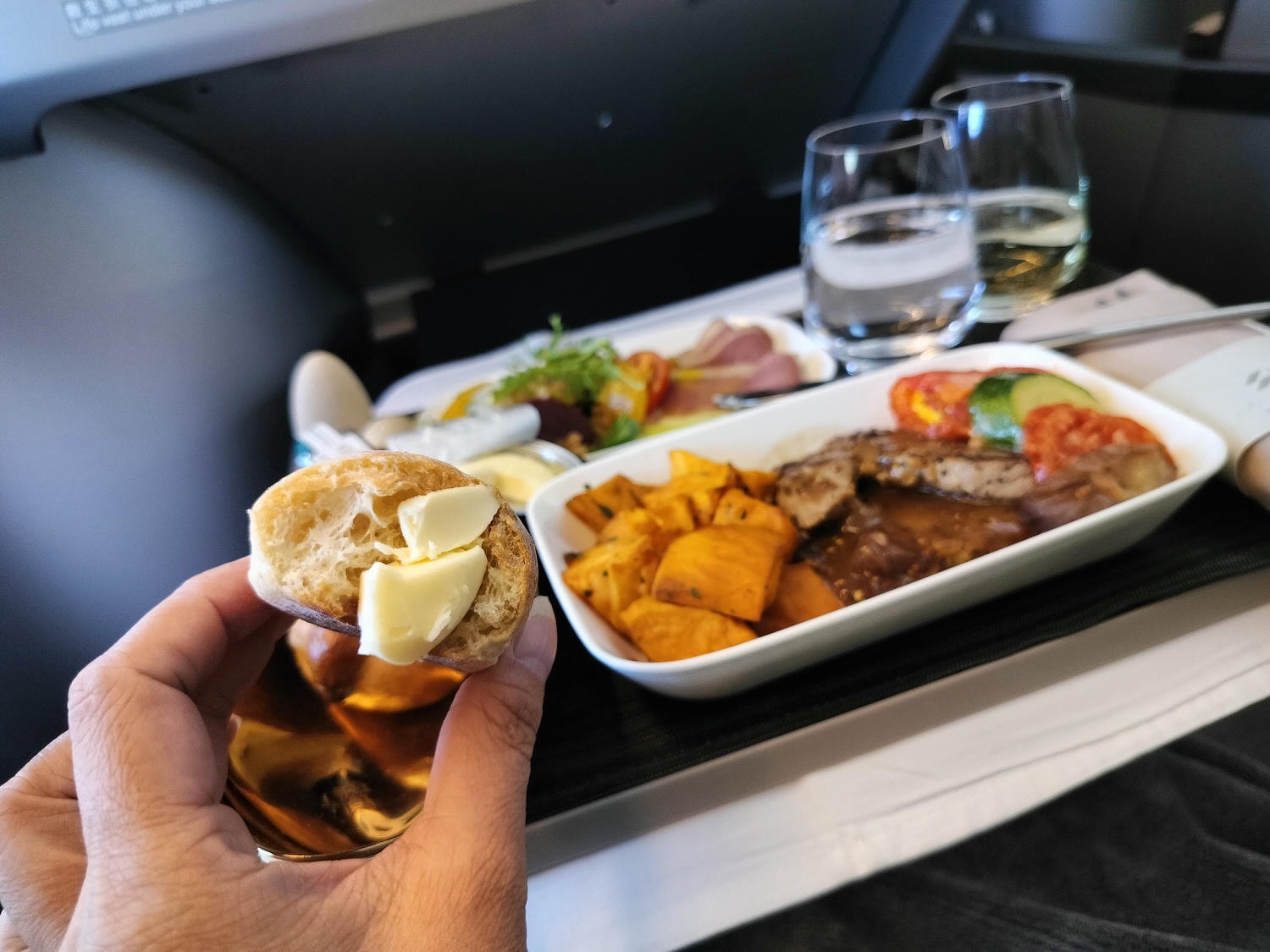 星宇航空商務艙┃搭乘體驗(圖多) 貴賓室拉麵 皮椅空間舒適毯子觸感好耳機讚 餐配白酒讚 飛關西機場