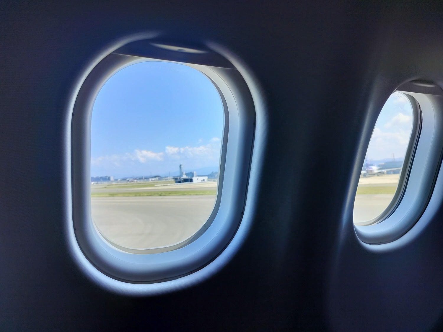 星宇航空商務艙┃搭乘體驗(圖多) 貴賓室拉麵 皮椅空間舒適毯子觸感好耳機讚 餐配白酒讚 飛關西機場