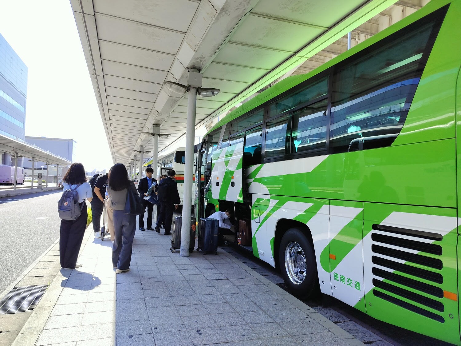 星宇航空商務艙┃搭乘體驗(圖多) 貴賓室拉麵 皮椅空間舒適毯子觸感好耳機讚 餐配白酒讚 飛關西機場