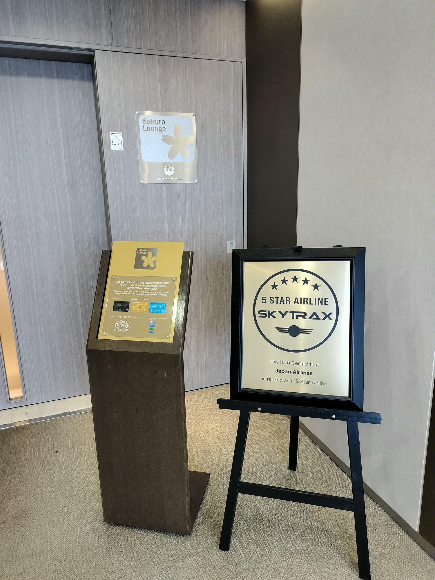 星宇航空商務艙┃搭乘體驗(圖多) 貴賓室拉麵 皮椅空間舒適毯子觸感好耳機讚 餐配白酒讚 飛關西機場