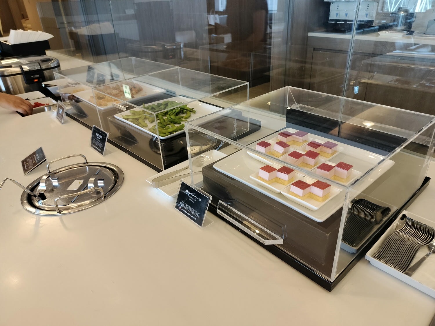 星宇航空商務艙┃搭乘體驗(圖多) 貴賓室拉麵 皮椅空間舒適毯子觸感好耳機讚 餐配白酒讚 飛關西機場