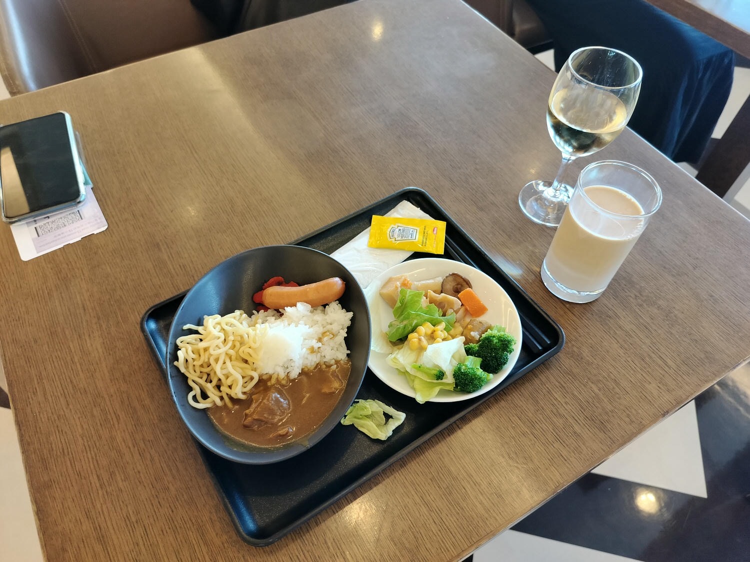 星宇航空商務艙┃搭乘體驗(圖多) 貴賓室拉麵 皮椅空間舒適毯子觸感好耳機讚 餐配白酒讚 飛關西機場