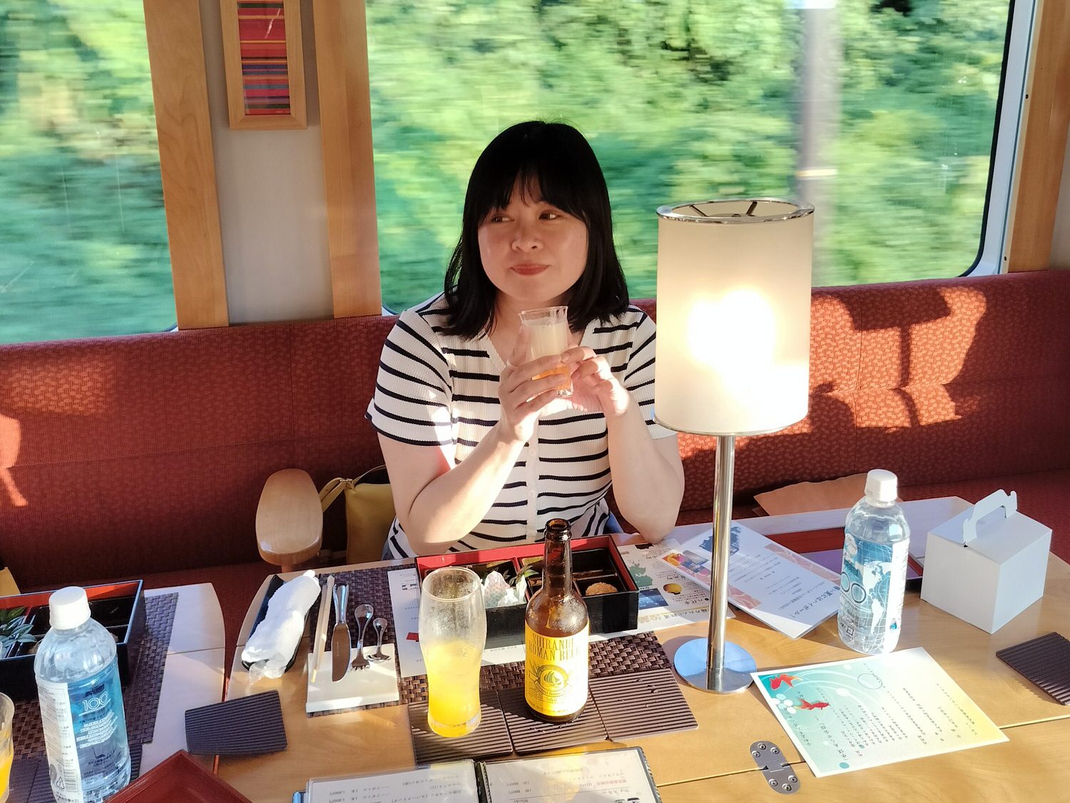 熊本觀光列車┃優雅高級!肥薩橘子鐵道「橘子食堂」 移動餐廳慢嚐美食 招牌夕陽海景 蜜柑啤酒 夏季出水到新八代
