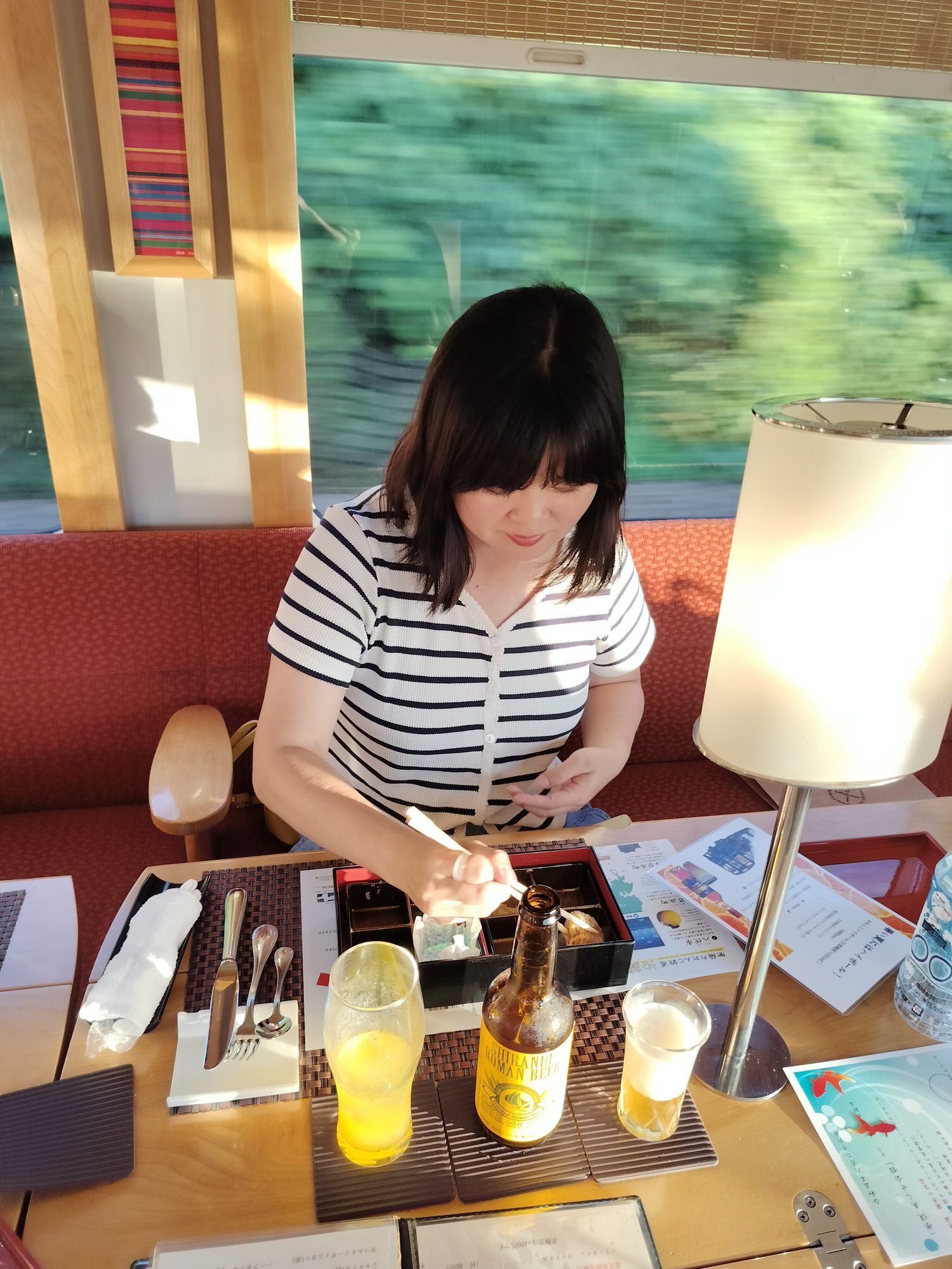 熊本觀光列車┃優雅高級!肥薩橘子鐵道「橘子食堂」 移動餐廳慢嚐美食 招牌夕陽海景 蜜柑啤酒 夏季出水到新八代