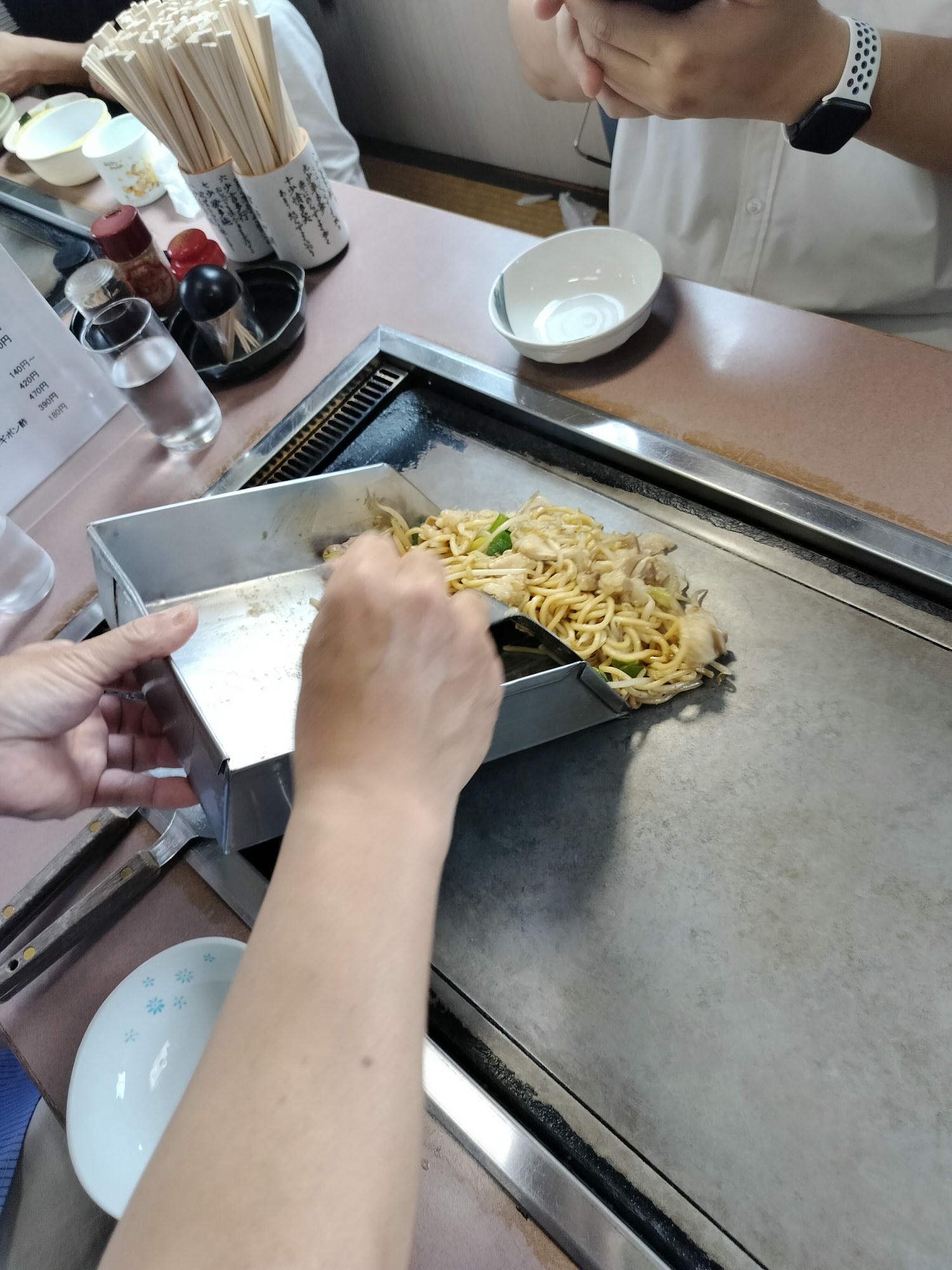 鳥取美食┃鳥取市超愛這三家 cafe bloom坐在海邊喝咖啡 孤獨美食家親民「牛雜鐵板炒麵」 猛者蝦「村上水產」