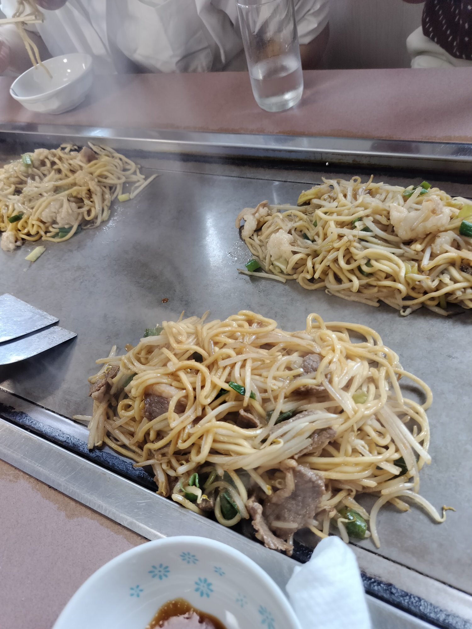 鳥取美食┃鳥取市超愛這三家 cafe bloom坐在海邊喝咖啡 孤獨美食家親民「牛雜鐵板炒麵」 猛者蝦「村上水產」