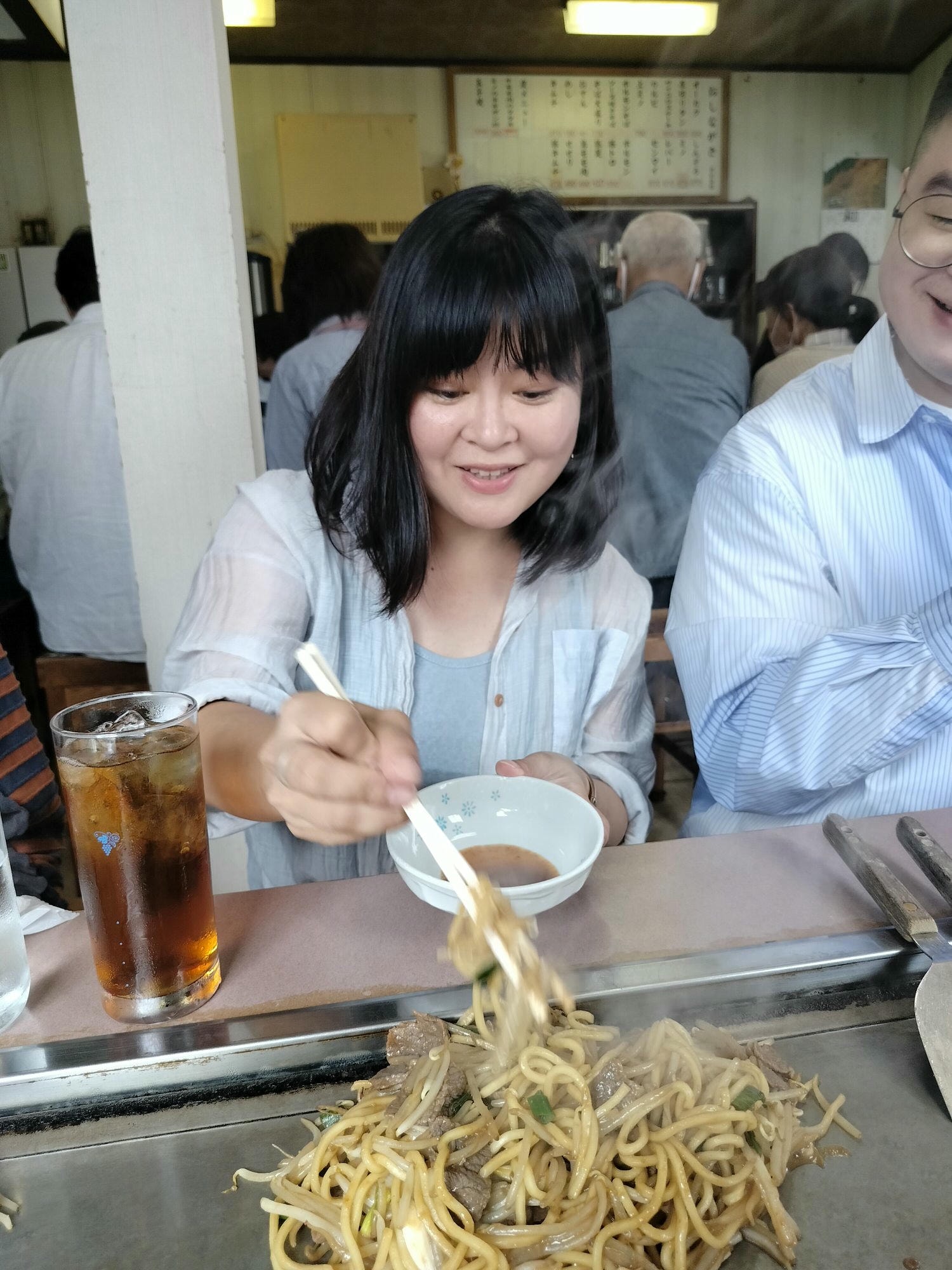 鳥取美食┃鳥取市超愛這三家 cafe bloom坐在海邊喝咖啡 孤獨美食家親民「牛雜鐵板炒麵」 猛者蝦「村上水產」