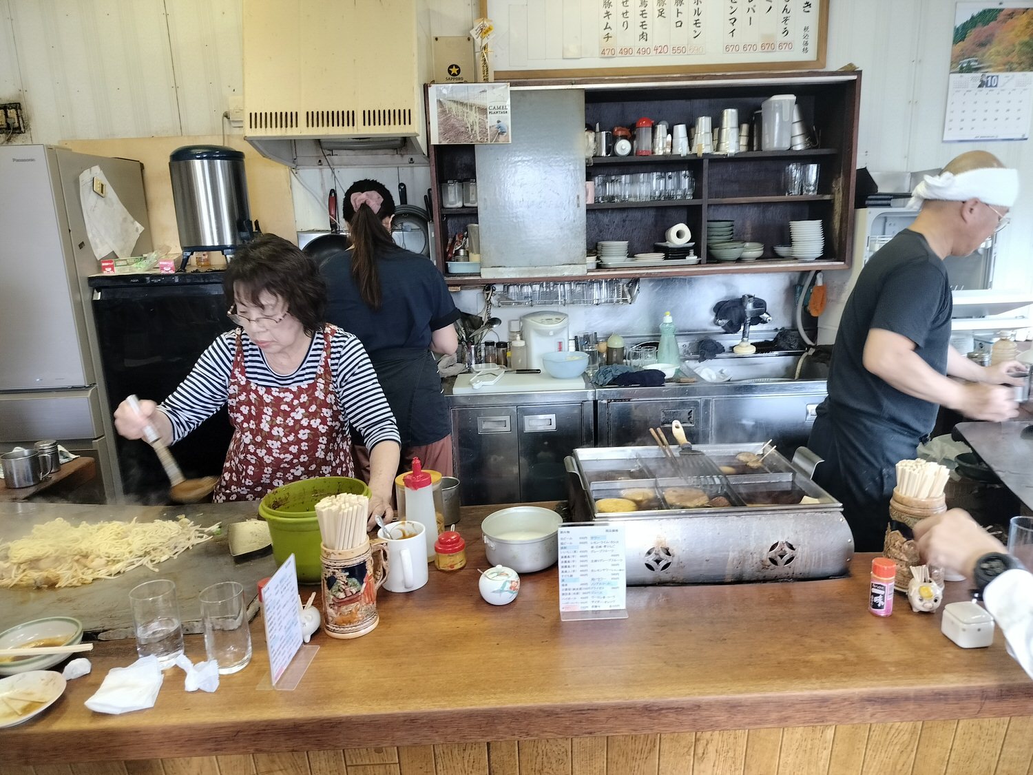 鳥取美食┃鳥取市超愛這三家 cafe bloom坐在海邊喝咖啡 孤獨美食家親民「牛雜鐵板炒麵」 猛者蝦「村上水產」