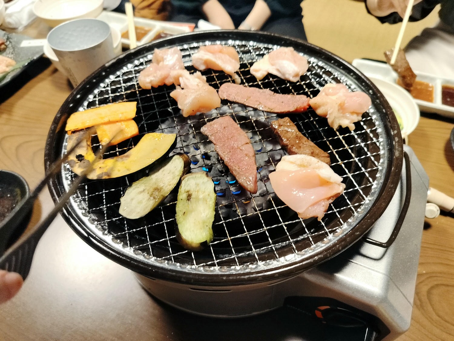 鳥取美食┃JR鳥取站走7分 鳥取和牛「牛王燒肉」一級棒有包廂 萬葉和牛牛舌滿分 附菜單無油煙燒烤在地推薦