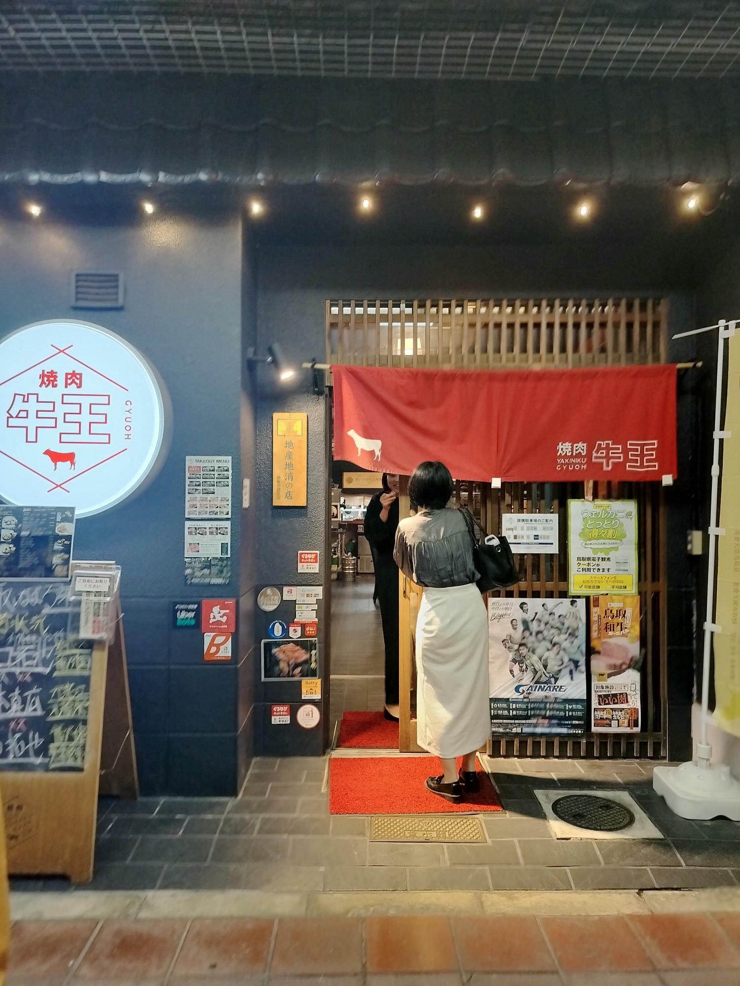 鳥取美食┃JR鳥取站走7分 鳥取和牛「牛王燒肉」一級棒有包廂 萬葉和牛牛舌滿分 附菜單無油煙燒烤在地推薦