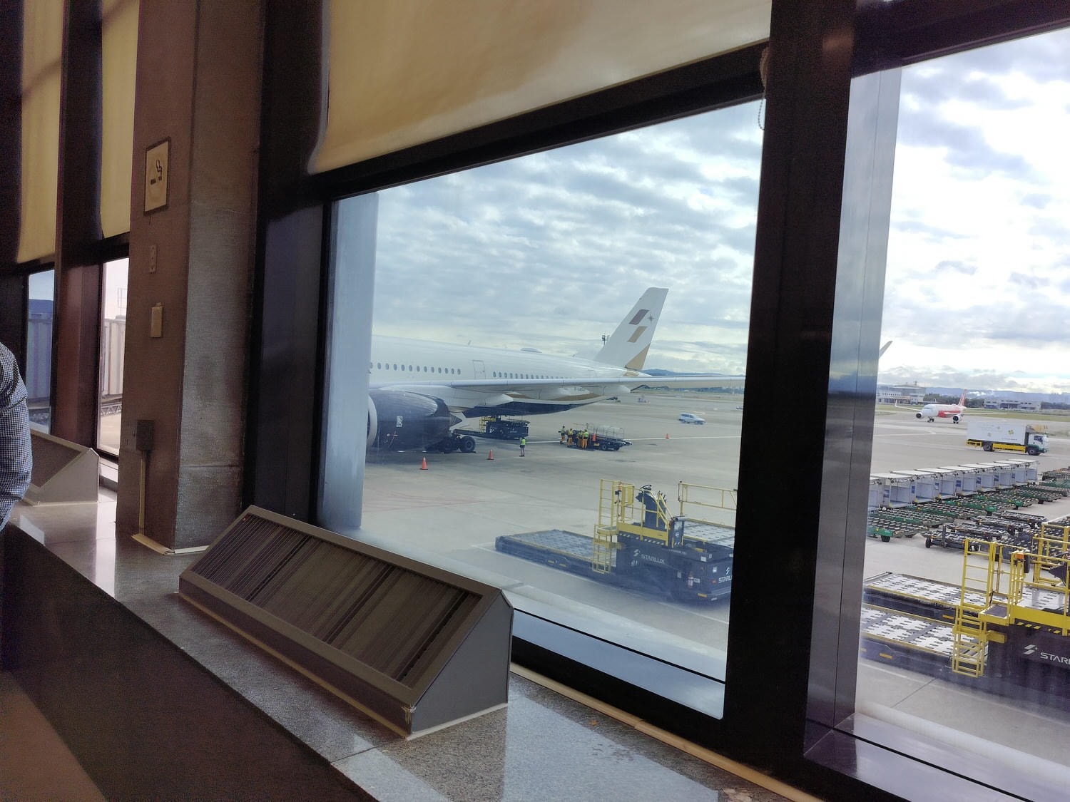 星宇航空┃ STARLUX Airlines星宇飛行記錄 星宇直飛熊本 德島 關西 名古屋 機上餐調酒圖多スターラックス航空