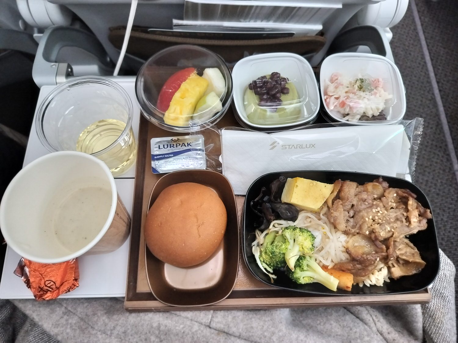 星宇航空┃ STARLUX Airlines星宇飛行記錄 星宇直飛熊本 德島 關西 名古屋 機上餐調酒圖多スターラックス航空