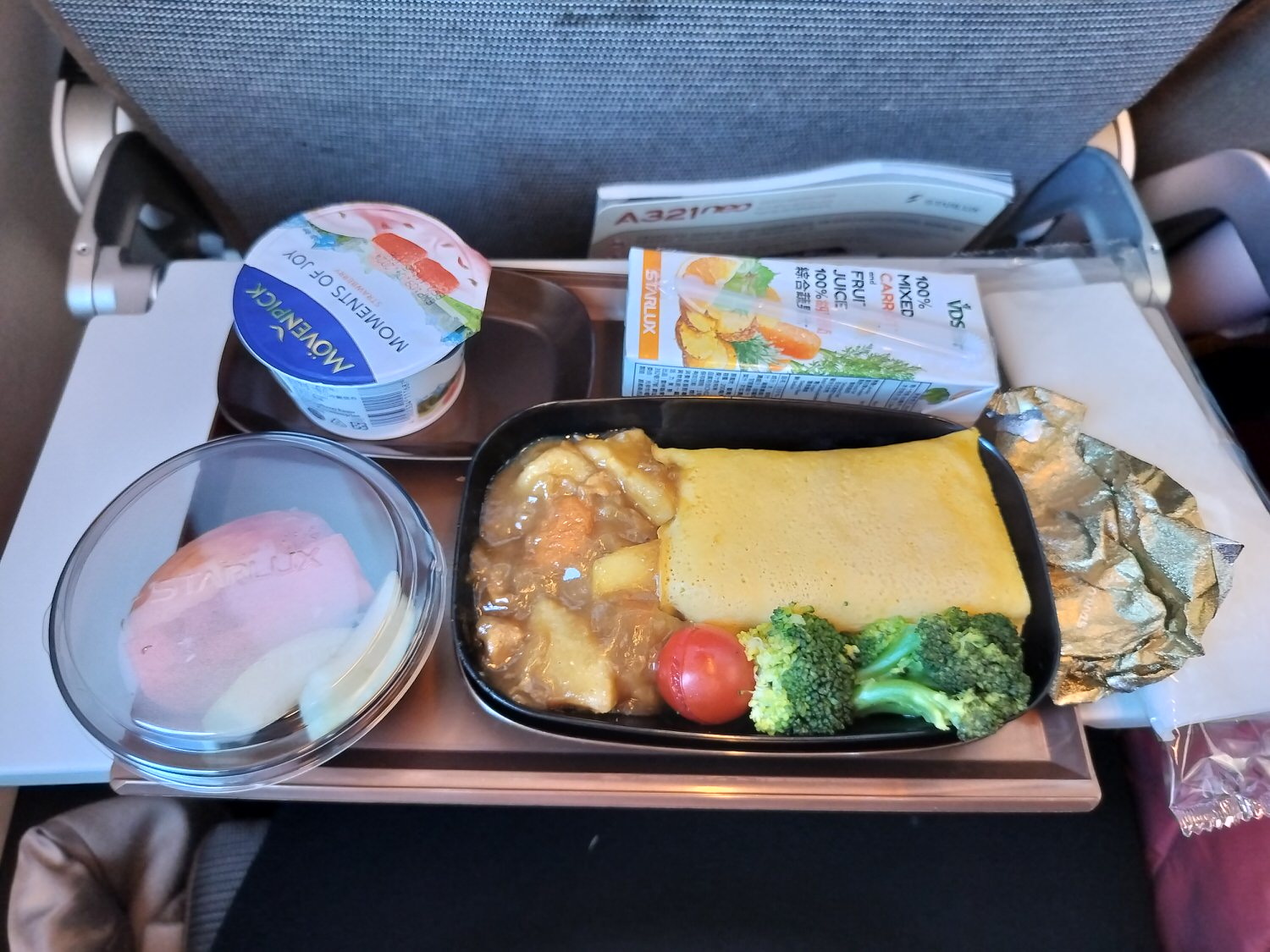 星宇航空┃ STARLUX Airlines星宇飛行記錄 星宇直飛熊本 德島 關西 名古屋 機上餐調酒圖多スターラックス航空