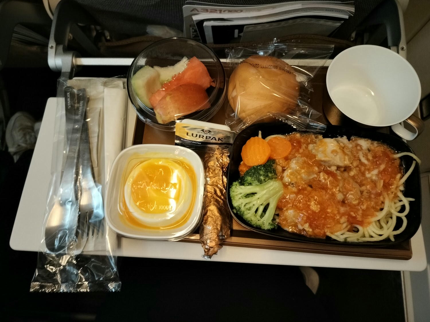 星宇航空┃ STARLUX Airlines星宇飛行記錄 星宇直飛熊本 德島 關西 名古屋 機上餐調酒圖多スターラックス航空