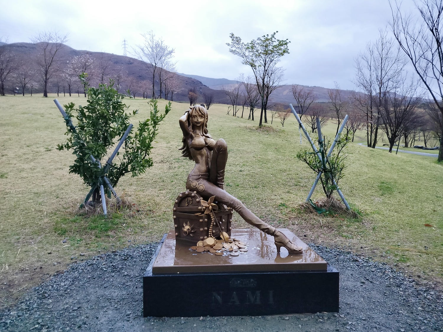 熊本景點┃草帽海賊團10座銅像捕獲 熊本自由行海賊迷 高森佛朗基縣廳魯夫 萌之里娜美 索隆喬巴香吉士 布魯克騙人布