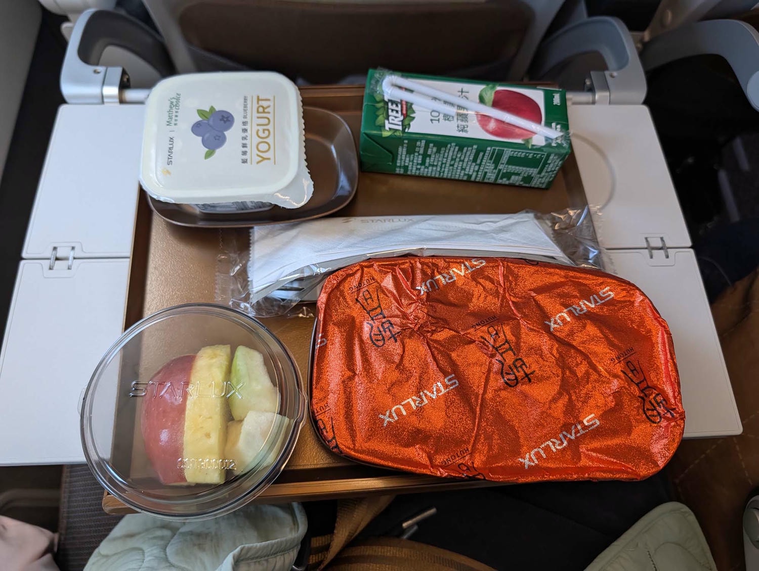 星宇航空┃ STARLUX Airlines星宇飛行記錄 星宇直飛熊本 德島 關西 名古屋 機上餐調酒圖多スターラックス航空