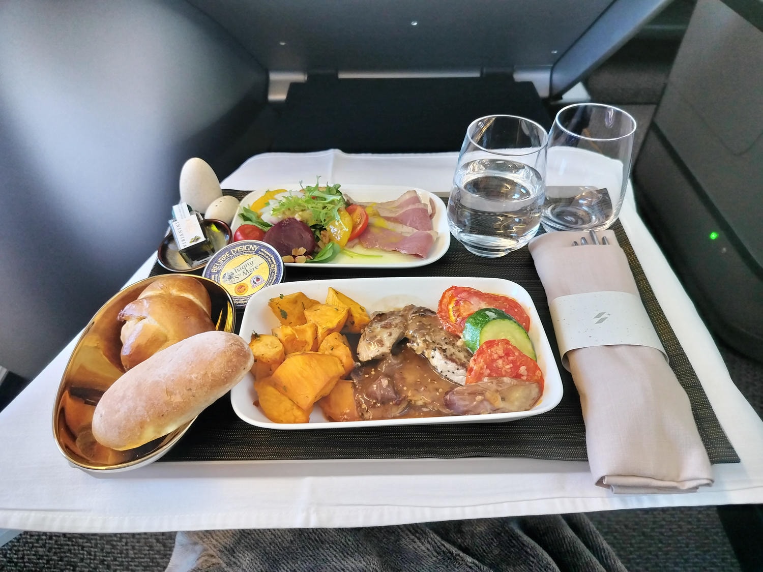 星宇航空┃ STARLUX Airlines星宇飛行記錄 星宇直飛熊本 德島 關西 名古屋 機上餐調酒圖多スターラックス航空