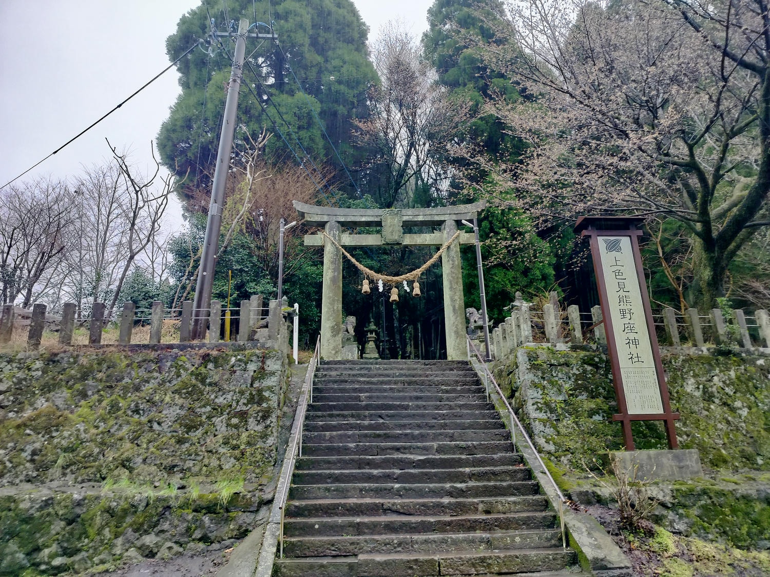 熊本自由行┃交通不難!大晴+大雨二種神秘「上色見熊野座神社」97座石燈籠置身異世界 南阿蘇高森站搭巴士計程車 - 第5張圖 熊本自由行┃交通不難!大晴+大雨二種神秘「上色見熊野座神社」97座石燈籠置身異世界 南阿蘇高森站搭巴士計程車