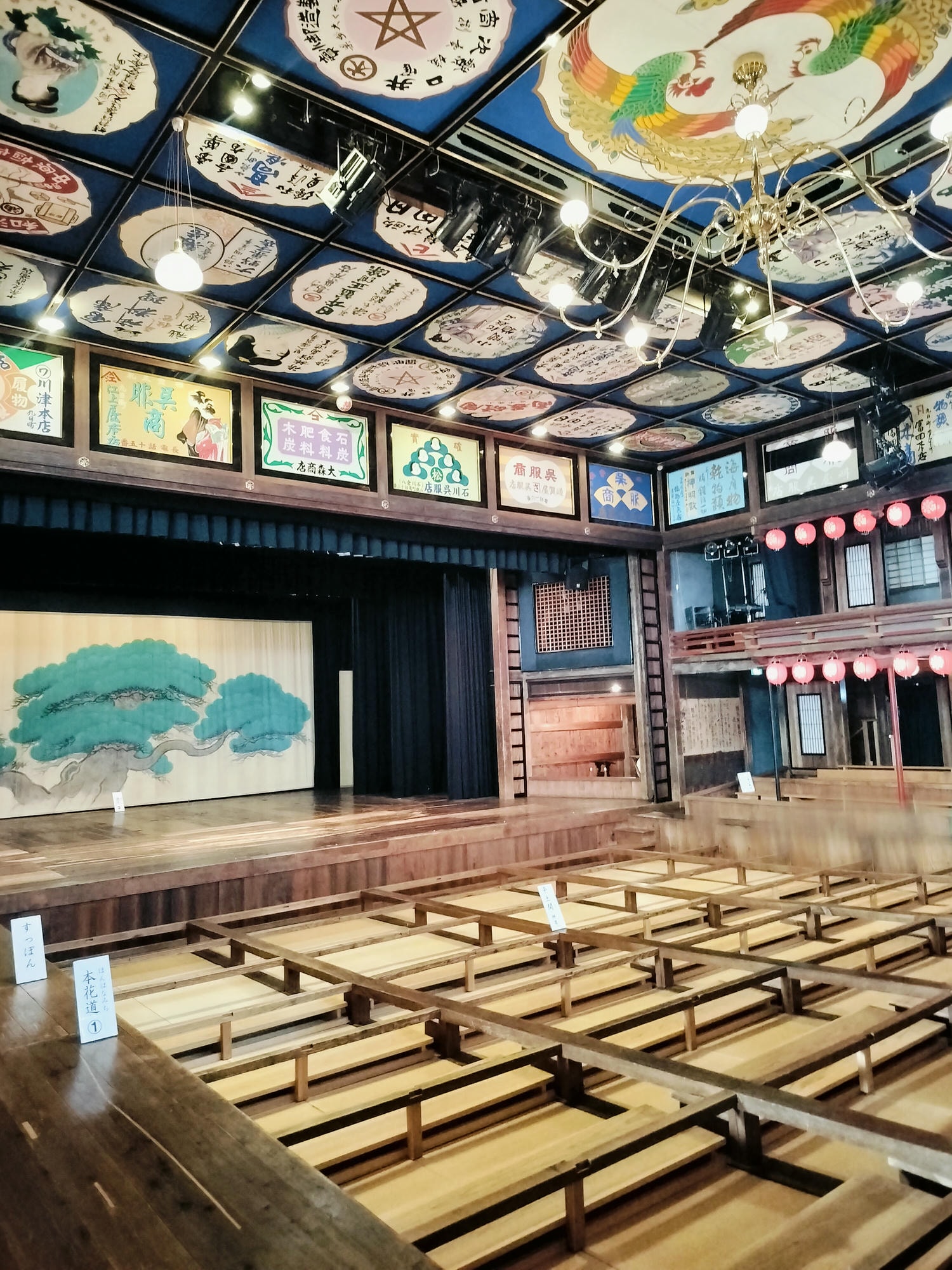 熊本自由行┃北部山鹿老街全整理!古代劇場八千代座 山鹿燈籠民藝館 買酒仙貝味噌米米惣門之旅 午餐咖啡饅頭 足浴溫泉 - 第10張圖 熊本自由行┃北部山鹿老街全整理!古代劇場八千代座 山鹿燈籠民藝館 買酒仙貝味噌米米惣門之旅 午餐咖啡饅頭 足浴溫泉