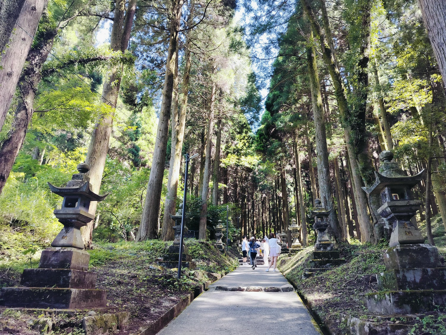 熊本自由行┃交通不難!大晴+大雨二種神秘「上色見熊野座神社」97座石燈籠置身異世界 南阿蘇高森站搭巴士計程車 - 第16張圖 熊本自由行┃交通不難!大晴+大雨二種神秘「上色見熊野座神社」97座石燈籠置身異世界 南阿蘇高森站搭巴士計程車