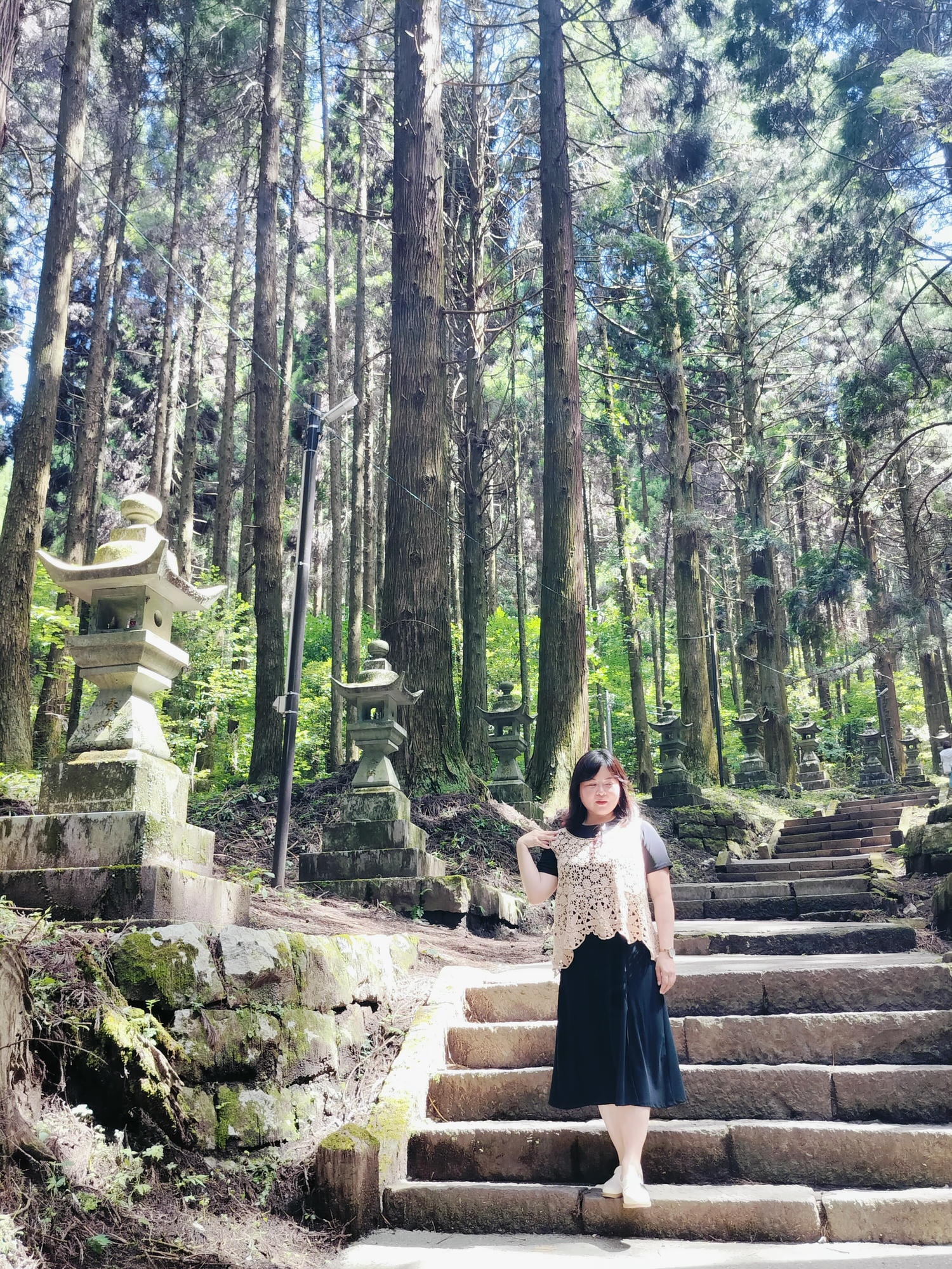 熊本自由行┃交通不難!大晴+大雨二種神秘「上色見熊野座神社」97座石燈籠置身異世界 南阿蘇高森站搭巴士計程車 - 第18張圖 熊本自由行┃交通不難!大晴+大雨二種神秘「上色見熊野座神社」97座石燈籠置身異世界 南阿蘇高森站搭巴士計程車