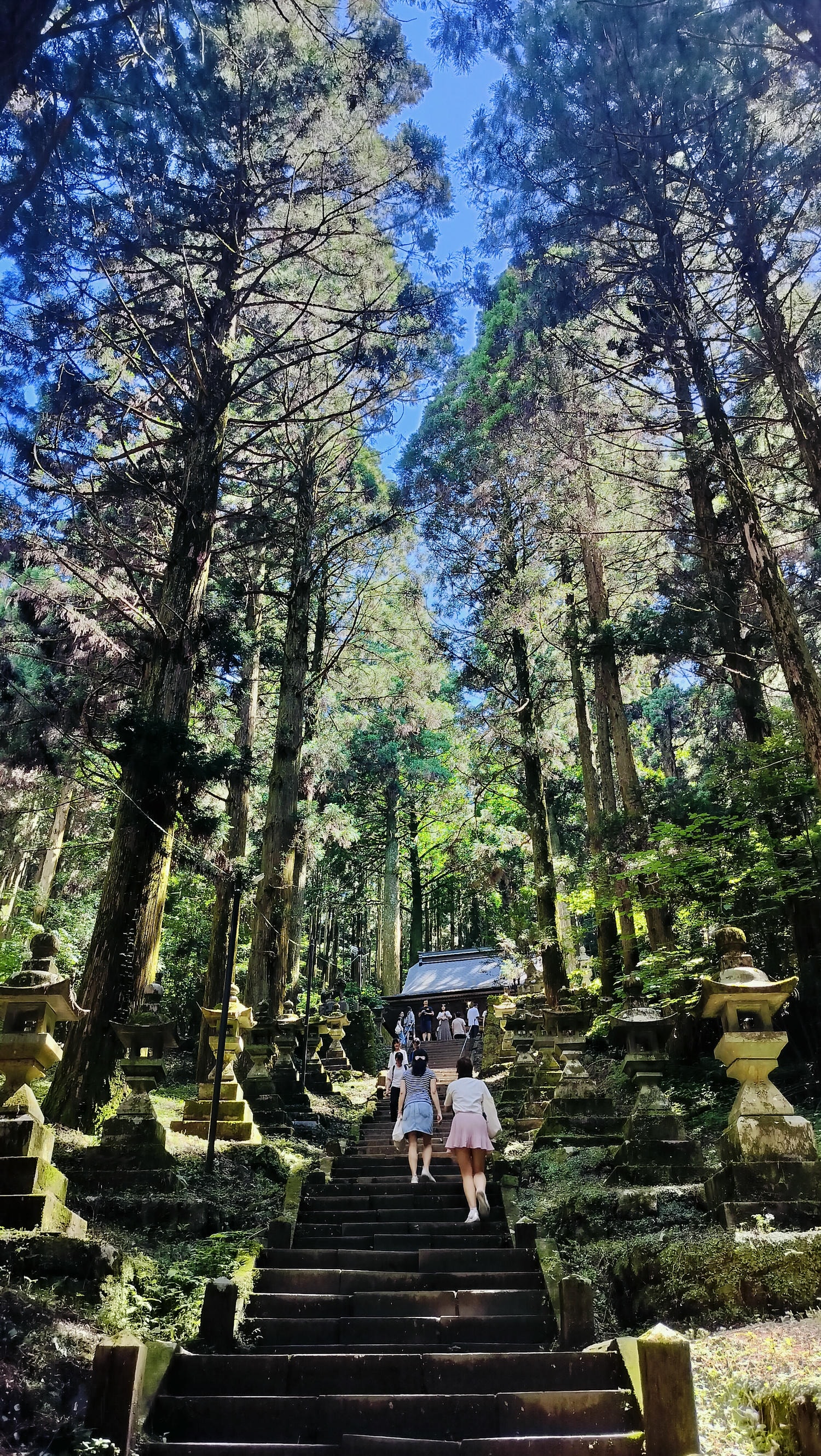 熊本自由行┃交通不難!大晴+大雨二種神秘「上色見熊野座神社」97座石燈籠置身異世界 南阿蘇高森站搭巴士計程車 - 第20張圖 熊本自由行┃交通不難!大晴+大雨二種神秘「上色見熊野座神社」97座石燈籠置身異世界 南阿蘇高森站搭巴士計程車