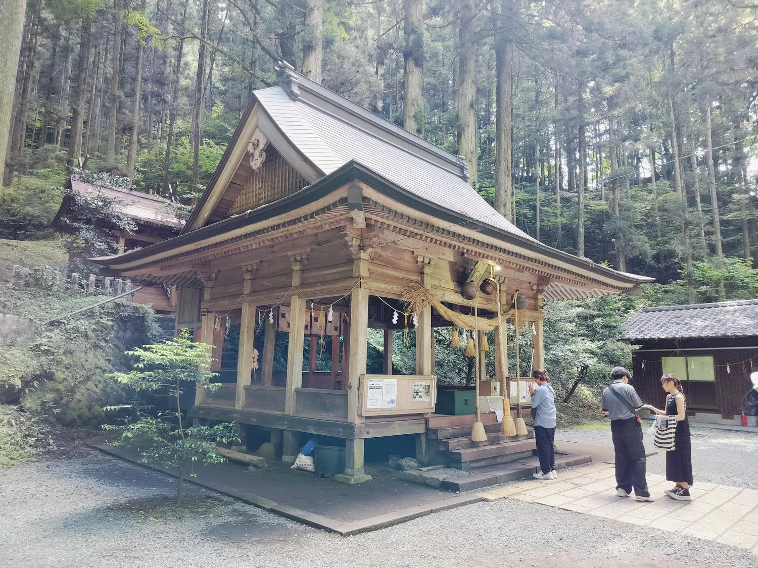 熊本自由行┃交通不難!大晴+大雨二種神秘「上色見熊野座神社」97座石燈籠置身異世界 南阿蘇高森站搭巴士計程車 - 第22張圖 熊本自由行┃交通不難!大晴+大雨二種神秘「上色見熊野座神社」97座石燈籠置身異世界 南阿蘇高森站搭巴士計程車